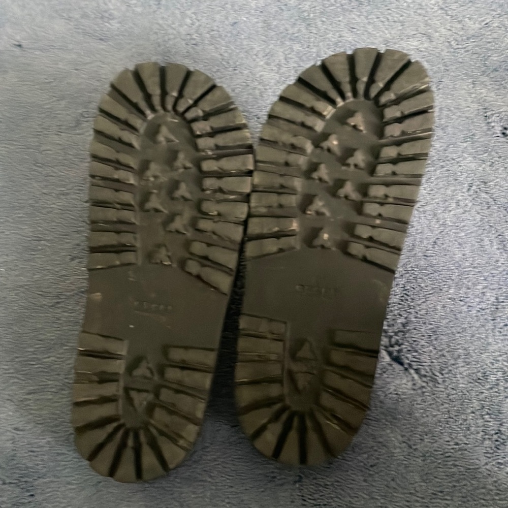 Gucci men’s slides, slightly used. worn less than 5 times